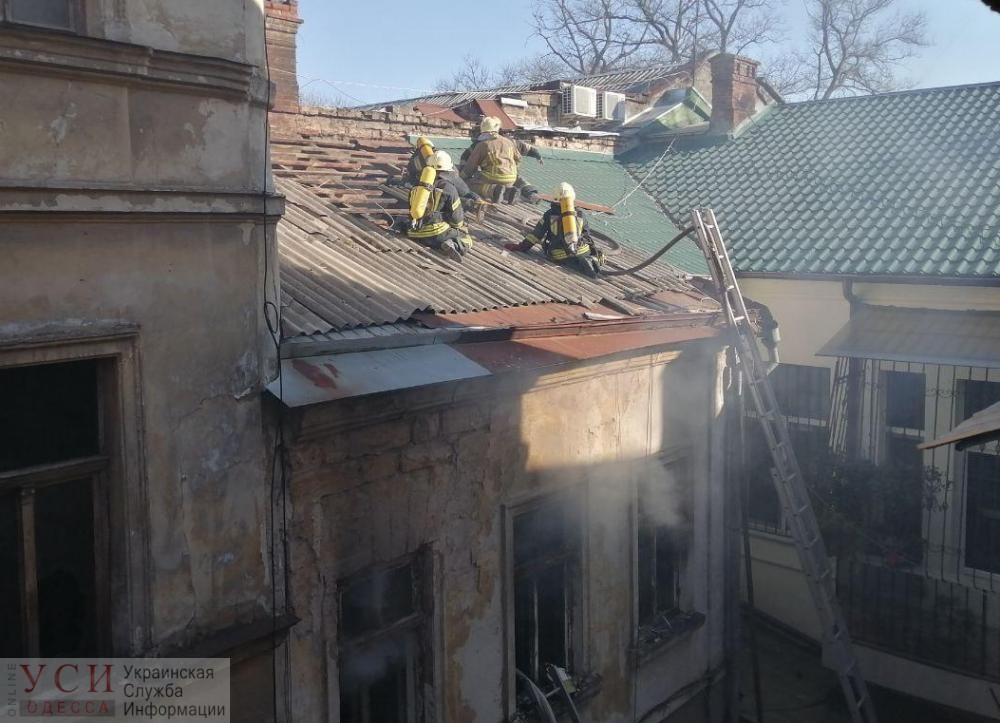 В центре Одессы произошел пожар: квартира и часть крыши дома уничтожены (фото) «фото»