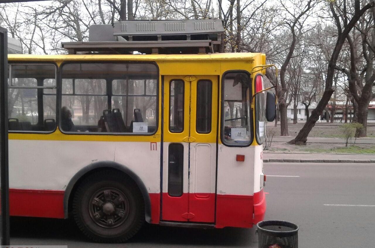 Транспортные ограничения: в троллейбусах и трамваях требуют справку с места работы, но не везде (фото) «фото»