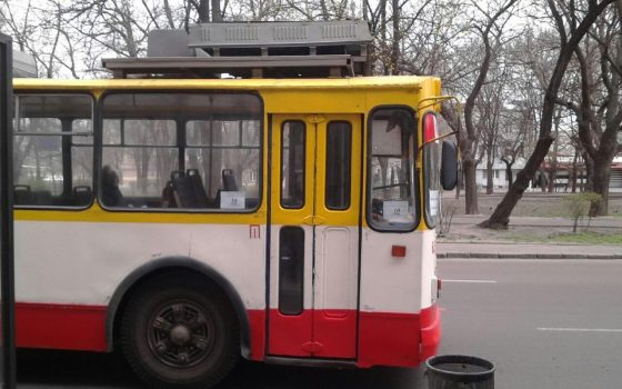 Транспортные ограничения: в троллейбусах и трамваях требуют справку с места работы, но не везде (фото) «фото»