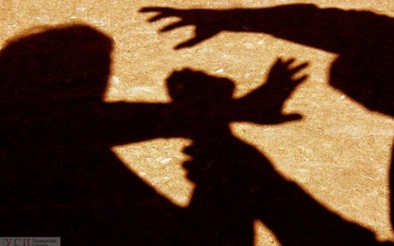 Ударила и украла деталь камеры: на Таирова сотрудница “Сити Центра” напала на журналистов (видео) «фото»