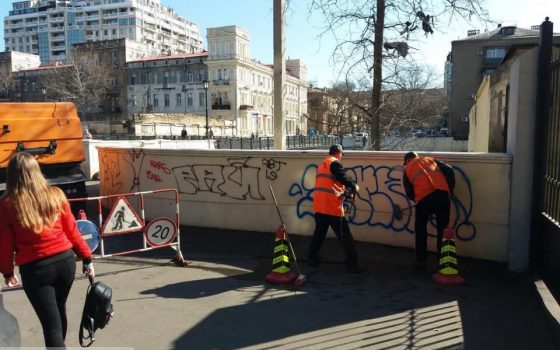В Одессе коммунальщики смыли надписи с моста Коцебу usionline.com В Одессе коммунальщики смыли надписи с моста Коцебу «фото»