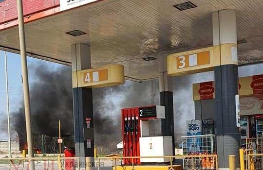 На Ильичевской дороге рядом с заправкой – пожар (фото) «фото»
