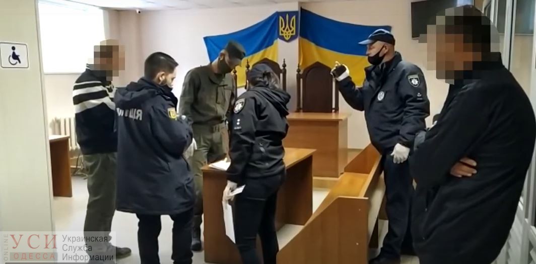 Документы с сюрпризом: в Одессе подсудимому пытались передать наркотики в суде «фото»