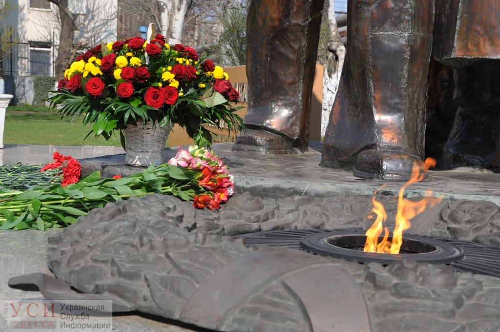 В честь праздника 10 апреля в Одесском порту зажгли “вечный огонь”, но митинг отменили «фото»