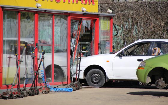 На Люстдорфской дороге автомобиль въехал в стеклянные двери шиномонтажа (фото) usionline.com На Люстдорфской дороге автомобиль въехал в стеклянные двери шиномонтажа (фото) «фото»