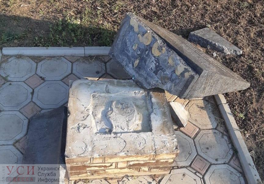 Пьяный дебош: в Ширяево мужчина разбил памятник жертвам Чернобыля (видео) «фото»