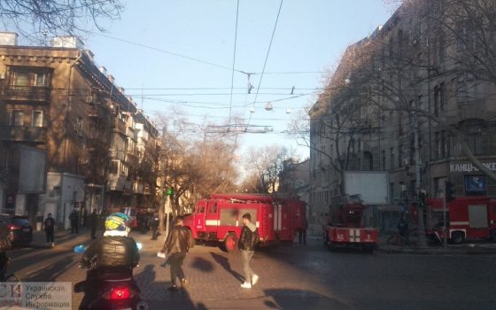 В сгоревшем здании на Троицкой пожар: спасатели ищут людей (фото) ОБНОВЛЕНО «фото»