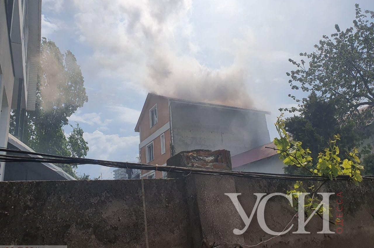 На Фонтане горит жилой дом: проезд закрыт, пожарные пробираются к очагу по крышам (фото, видео) «фото»