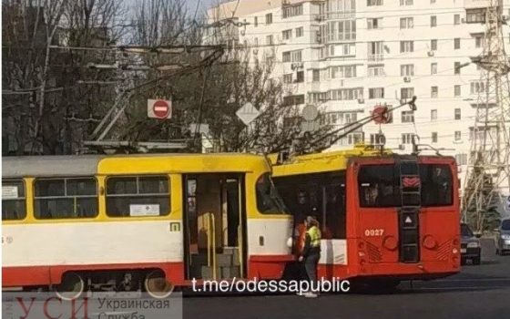 Нарочно не придумаешь: троллейбус влетел в стоящий трамвай, который ремонтировала бригада «фото»