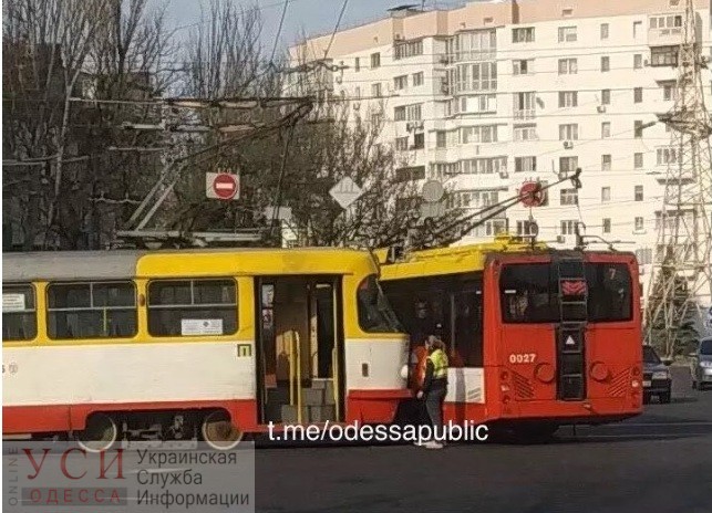 Нарочно не придумаешь: троллейбус влетел в стоящий трамвай, который ремонтировала бригада «фото»