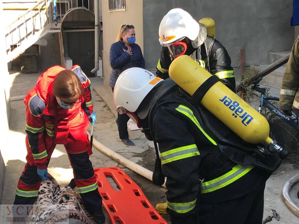 Пожарные спасли из огня пожилую хозяйку квартиры в центре Одессы (фото) «фото»