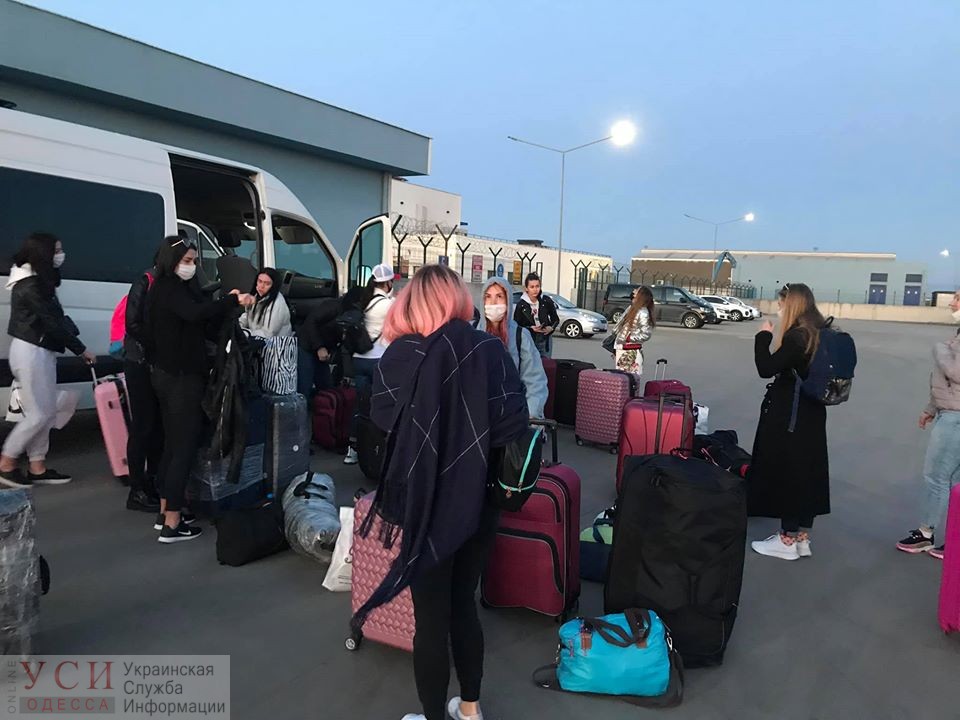 90 украинцев прибыли из Турции на пароме в Черноморск (фото) «фото»