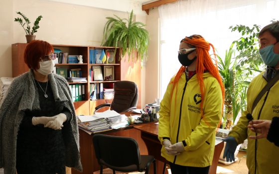 Взаимовыручка: волонтеры привезли сотрудникам соцслужбы средства защиты (фото, видео) usionline.com Взаимовыручка: волонтеры привезли сотрудникам соцслужбы средства защиты (фото, видео) «фото»