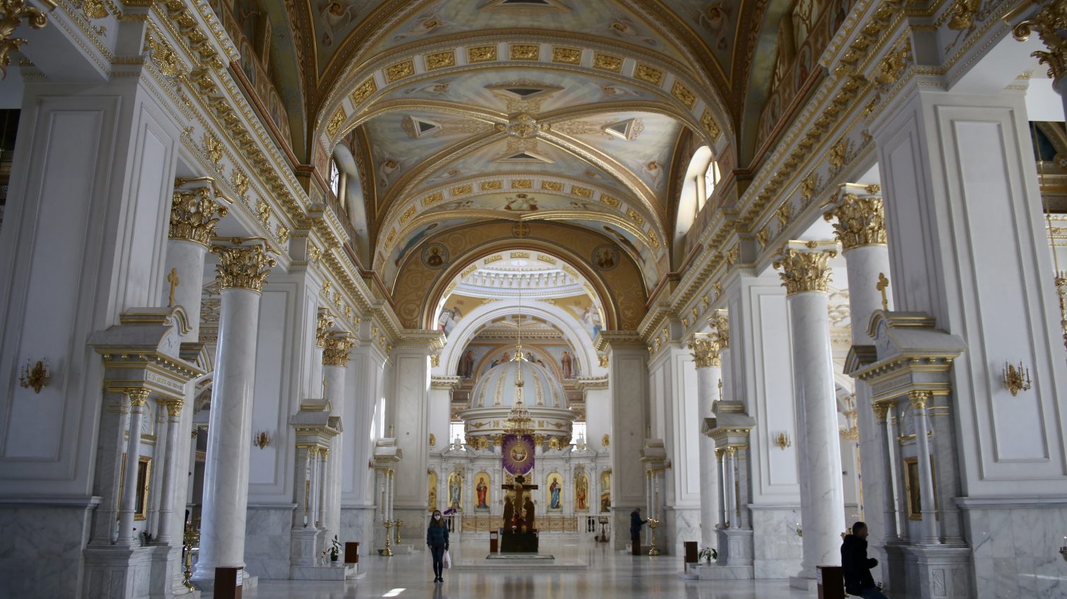 Онлайн, снаружи и в церкви: как проходят службы в одесских храмах (фото, видео) «фото»