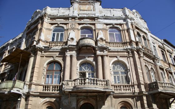 Ремонтами зданий в центре Одессы займется фирма, которая сносила лепнину с памятника (фото, документ) «фото»