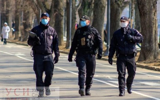 Иногда штрафуют, но больше призывают: в Одессе массово патрулируют улицы (фото) «фото»