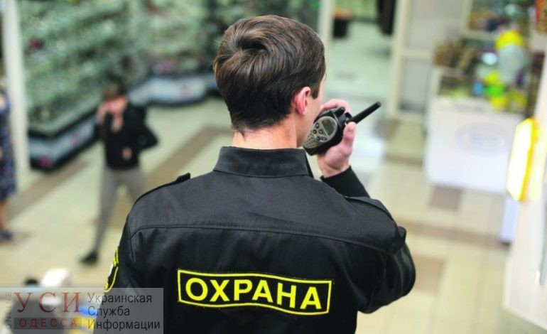 Охранников, избивших человека в одесском магазине, отстранили от работы «фото»