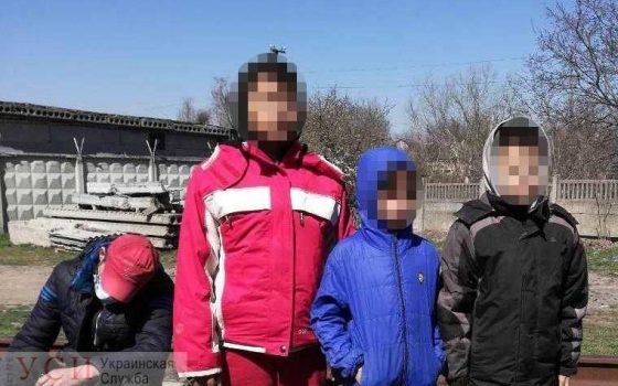 Жили в доме без окон и дверей: в Одессе у матери забрали детей и отправили в больницу (фото) «фото»