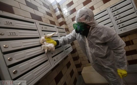 На Молдаванке дезинфектор лишь попозировал для фото и удалился: в мэрии не согласны (видео) usionline.com На Молдаванке дезинфектор лишь попозировал для фото и удалился: в мэрии не согласны (видео) «фото»