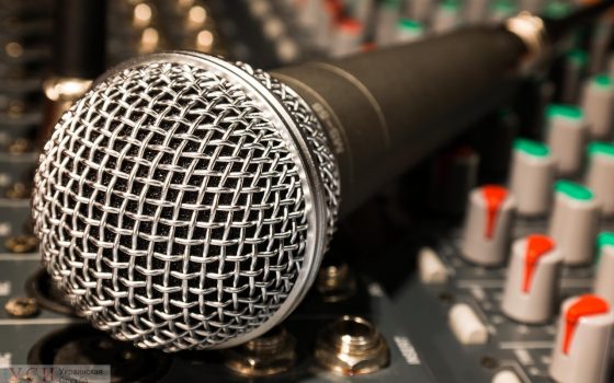 Очень вовремя: в одесской мэрии потратили полмиллиона на микрофоны, полиграфию и аксессуары «фото»