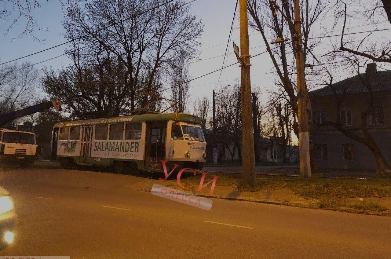 За Пересыпским мостом трамвай сошел с рельсов: вагоны стоят в обе стороны «фото»