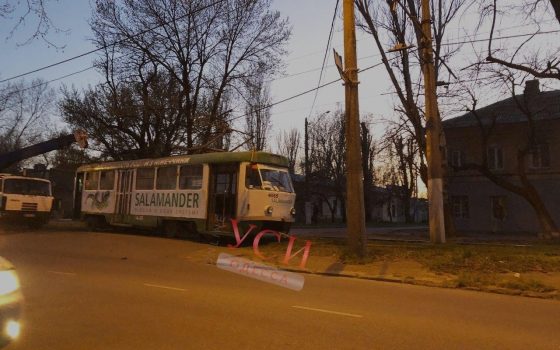 За Пересыпским мостом трамвай сошел с рельсов: вагоны стоят в обе стороны «фото»
