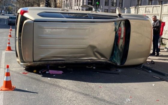 В центре Одессы произошло ДТП с пострадавшим: от удара внедорожник перевернулся на бок (фото) usionline.com В центре Одессы произошло ДТП с пострадавшим: от удара внедорожник перевернулся на бок (фото) «фото»