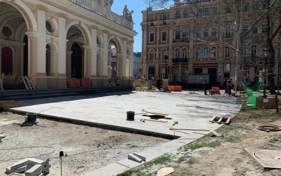 Фирма депутата горсовета начала укладывать плитку возле Оперного театра почти за 4 миллиона usionline.com Фирма депутата горсовета начала укладывать плитку возле Оперного театра почти за 4 миллиона «фото»