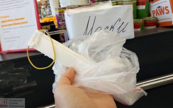 Масочный режим в одесских магазинах: в некоторых выдают маски из салфеток, в другие пускают вообще без ничего (фото) «фото»