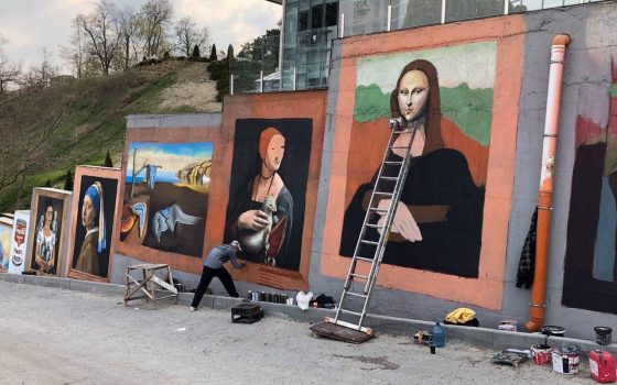 На спуске к Трассе здоровья появились репродукции известных картин (фото) «фото»