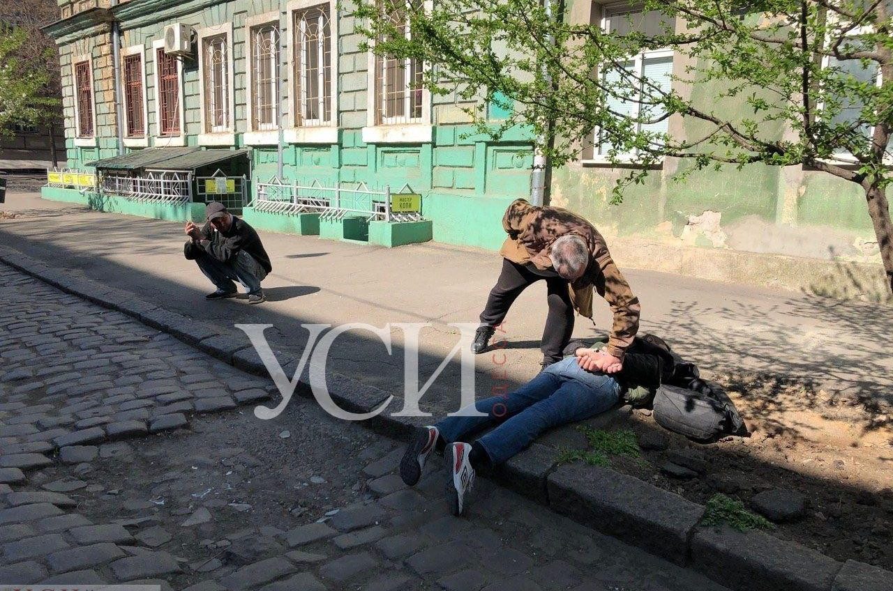 Одесситы решили наказать пьяного дебошира до приезда патрульных (фото) «фото»