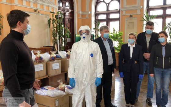 “На передовой”: средства защиты от коронавируса передали работникам одесских быстрых мобильных бригад (фото) «фото»