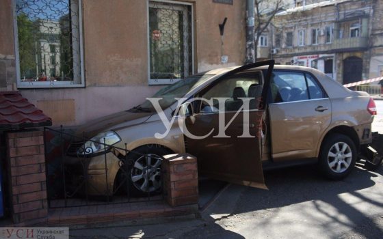 В центре Одессы авария – от удара машину занесло в дом (фото, видео) ОБНОВЛЕНО «фото»