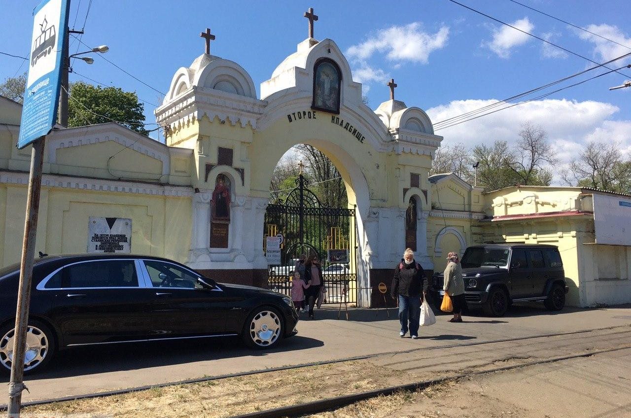 Вопреки запрету: на одесские кладбища пускают людей, а иногда и машины  (фото) — УСІ Online