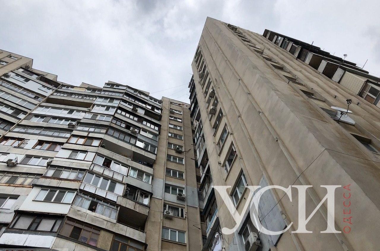 На Заболотного мужчина выпал с балкона многоэтажки (фото) ОБНОВЛЕНО «фото»