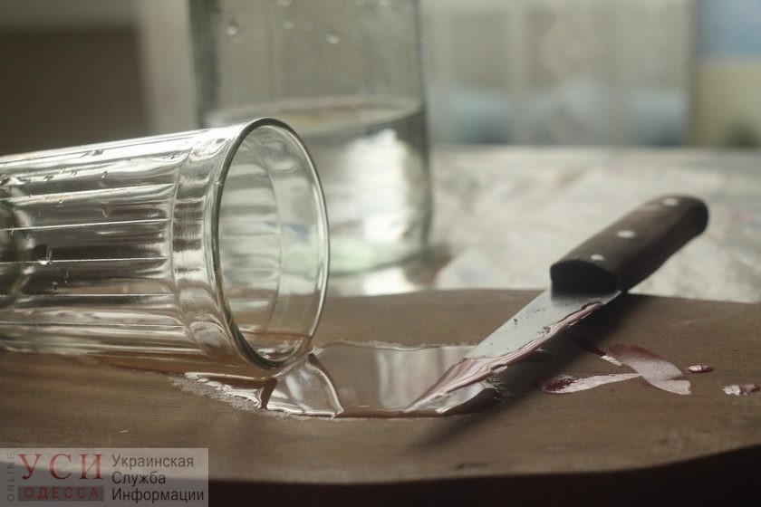 В Одессе мужчина несколько раз ударил ножом вахтера общежития «фото»