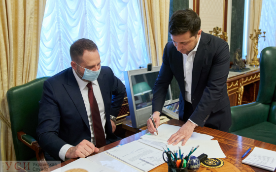 «Исторический момент»: Зеленский подписал закон о рынке земли usionline.com «Исторический момент»: Зеленский подписал закон о рынке земли «фото»