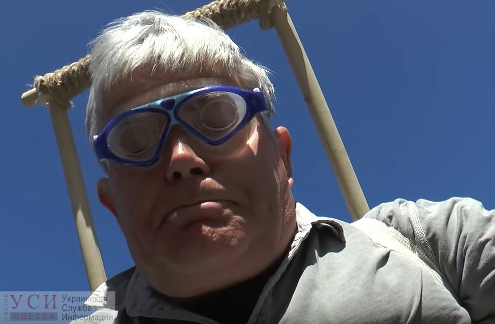 Теперь не поет, а шутит: директор одесского зоопарка выполнил на камеру опасный трюк (видео) «фото»