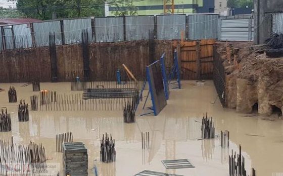 Скандальную стройку на склоне 13-й Фонтана затопило во время дождя (фото) «фото»