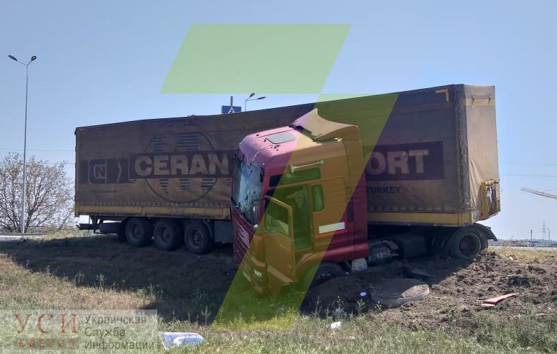 ДТП в Одесской области: грузовик сбил светофор и вылетел в кювет (фото) «фото»