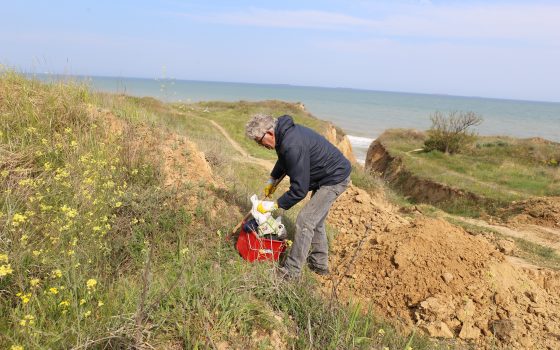 Под Одессой турист из Испании собрал 20 контейнеров мусора (фото, видео) «фото»