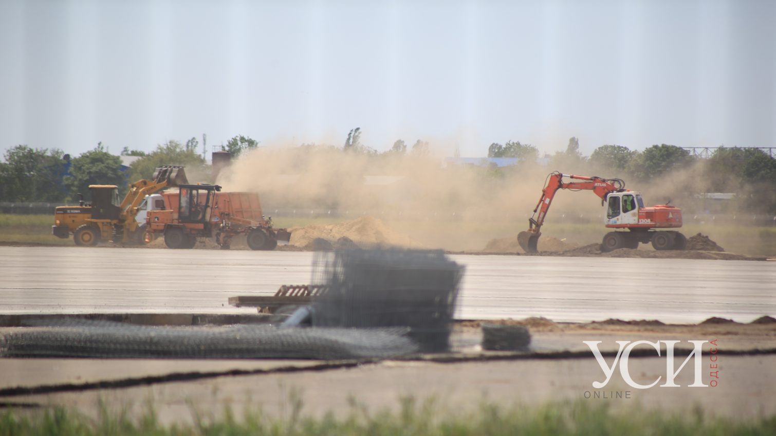 В Одесском аэропорту заканчивают строить рулежные дорожки для новой “взлетки” (фоторепортаж) «фото»