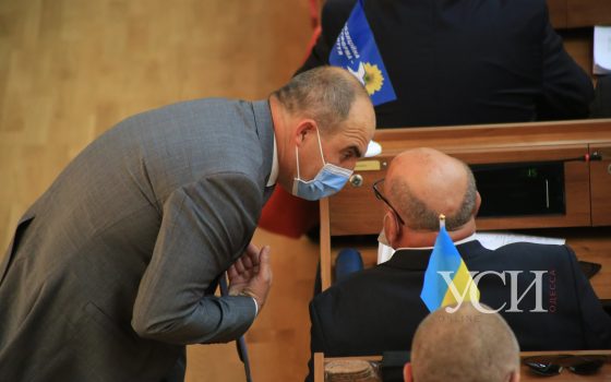 Облсовет за кадром: как депутаты решали вопросы и спорили, кто кого прибьет кадилом (фоторепортаж) «фото»