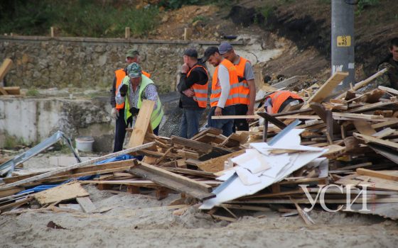 Без титушек, но с муниципалами: на одесском побережье коммунальщики разбирают депутатский настил (фото) «фото»