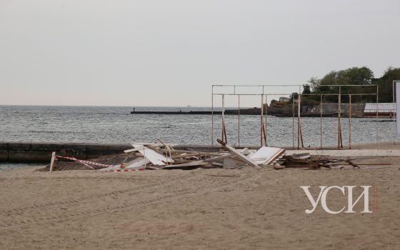 Два из трех: на одесском побережье показательно снесли еще один настил (фото) «фото»