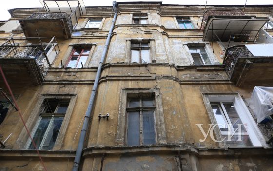 В центре Одессы жильцы надстраивают мансарду: в аварийном доме появились трещины (фото) «фото»