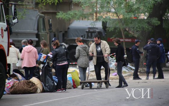 Жильцы рухнувшего на Торговой дома собирают вещи, пока спасатели демонтируют часть здания (фоторепортаж) «фото»