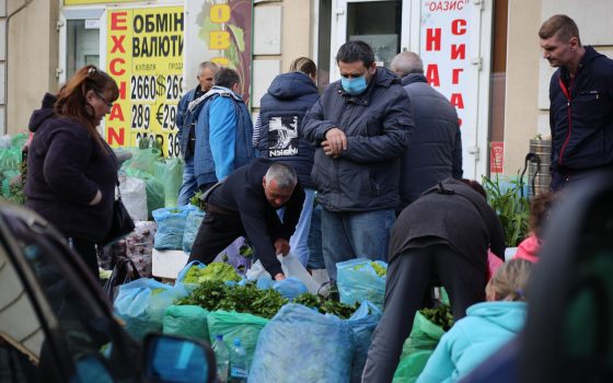 Ажиотаж на вечернем “Привозе”: оптовики чуть ли не давят покупателей (фото, видео) «фото»