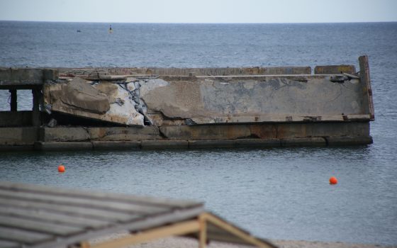 На одесском пляже рухнул пирс: он разрушался минимум полгода, но никто его не ремонтировал (фоторепортаж) «фото»