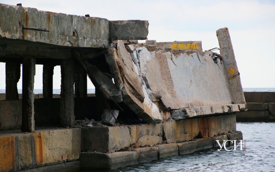 Рухнувший пирс поручили ремонтировать компании, которая провалила ремонт другого пляжа «фото»